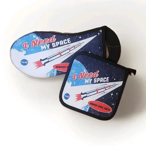 Nasa Kennedy Space Center Oven Mitt & Hot Pad Potholder Set I Need My Space NWOT - Picture 1 of 6